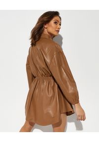 RETROFETE - Skórzana sukienka Brandi. Kolor: brązowy. Materiał: skóra. Styl: klasyczny. Długość: mini #2