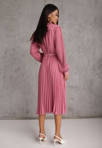 Renee - Fuksjowa Koszulowa Sukienka z Plisowanymi Zdobieniami i Paskiem z Klamrą Efrivelle. Okazja: na co dzień. Kolor: różowy. Długość rękawa: długi rękaw. Wzór: aplikacja. Typ sukienki: koszulowe. Styl: casual, elegancki, klasyczny #7