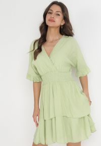 Born2be - Zielona Sukienka Mini z Gumką w Pasie i Falbankami Edeane. Typ kołnierza: kołnierz z falbankami. Kolor: zielony. Długość: mini #2