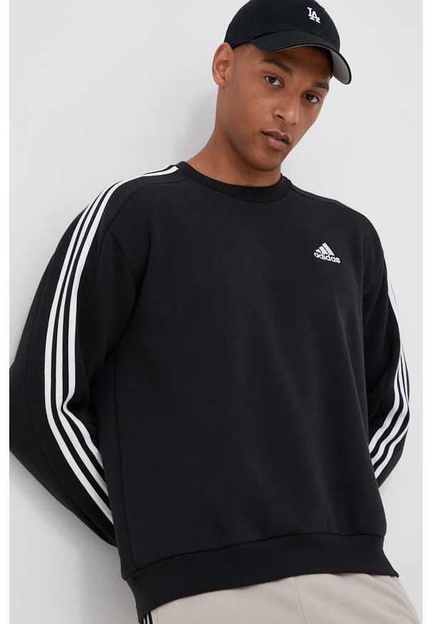 Adidas - adidas bluza męska kolor czarny z aplikacją. Kolor: czarny. Materiał: włókno, materiał. Wzór: aplikacja. Styl: klasyczny