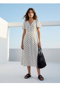 Sinsay - Sukienka midi w grochy z wiskozą i domieszką lnu - wielobarwny. Materiał: wiskoza, len. Wzór: grochy. Długość: midi #1