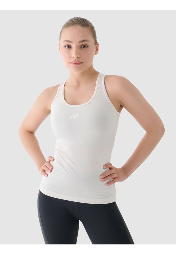 4f - 4F Top slim treningowy damski - beżowy XS. Kolor: beżowy. Materiał: włókno, elastan, dzianina, materiał, poliester. Długość rękawa: na ramiączkach. Wzór: gładki, jednolity, ze splotem. Sport: fitness
