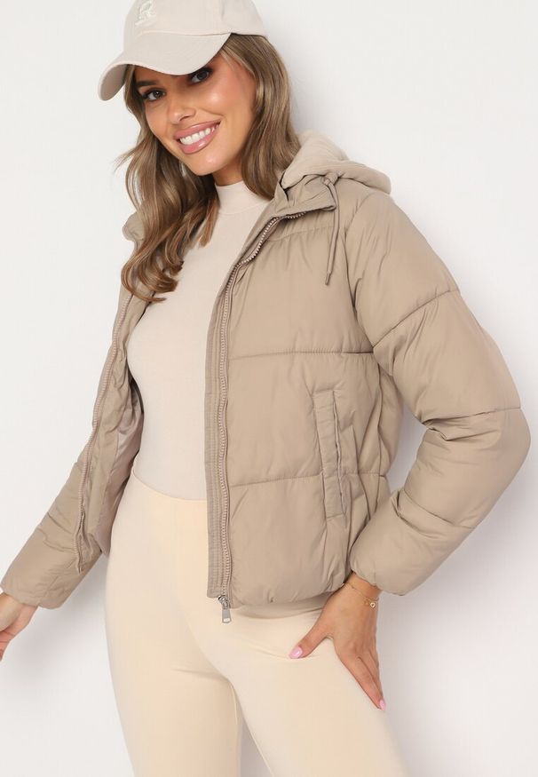 Born2be - Jasnobeżowa Pikowana Kurtka w Stylu Bomberki z Kapturem Mivuna. Okazja: na co dzień. Typ kołnierza: kaptur. Kolor: beżowy. Materiał: jeans. Długość: krótkie. Styl: casual