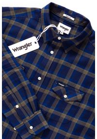 Wrangler - KOSZULA WRANGLER LS 2PKT FLAP SHIRT OLIVINE W5917ORFR. Kolor: niebieski. Materiał: bawełna. Wzór: kratka. Styl: elegancki #3