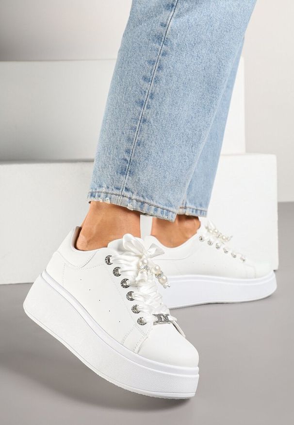 Renee - Białe Sneakersy na Platformie Ozdobione Cyrkoniami i Perforacją Nurilita. Kolor: biały. Materiał: jeans. Wzór: aplikacja. Obcas: na platformie