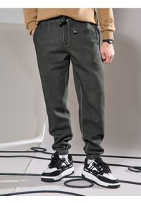 Sinsay - Spodnie comfort fit - khaki. Kolor: brązowy #1