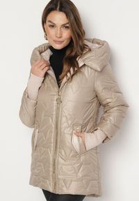 Born2be - Ciemnobeżowa Pikowana Kurtka z Kapturem i Rękawami ze Ściągaczami Melorisea. Okazja: na spotkanie biznesowe, do pracy, na spacer. Typ kołnierza: kaptur. Kolor: beżowy. Materiał: dzianina, jeans. Styl: biznesowy, elegancki #1
