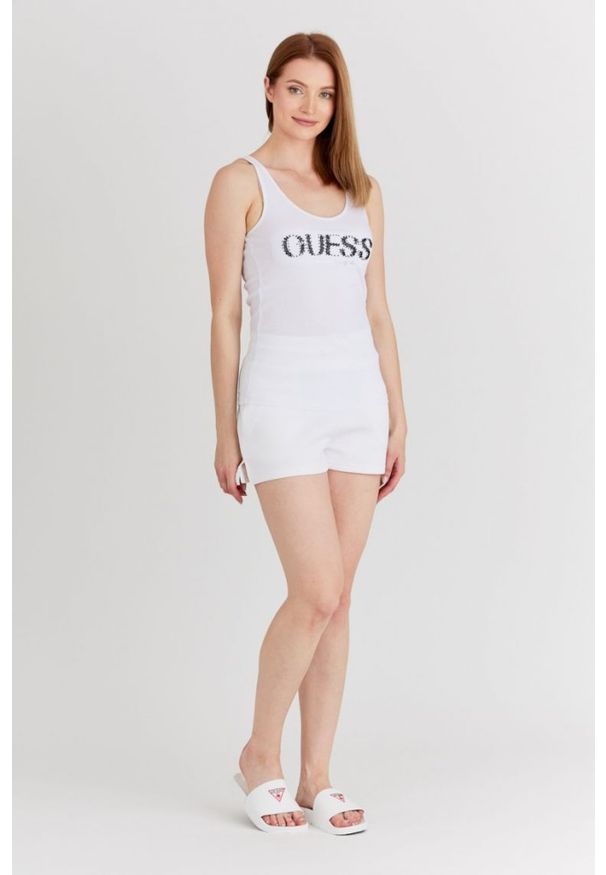 Guess - GUESS Biały top damski z logo z koralików. Kolor: biały. Materiał: bawełna. Wzór: nadruk