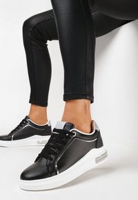 Born2be - Czarne Sneakersy Cilvana. Nosek buta: okrągły. Zapięcie: sznurówki. Kolor: czarny. Materiał: syntetyk, skóra. Szerokość cholewki: normalna. Wzór: aplikacja #1