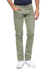 Wrangler - WRANGLER SPODNIE MĘSKIE GREENSBORO DUSTY OLIVE W15QBB65M. Materiał: materiał