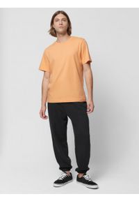 outhorn - T-shirt z haftem męski - pomarańczowy. Kolor: pomarańczowy. Materiał: materiał, bawełna, dzianina. Wzór: haft #5