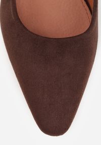 Born2be - Brązowe Czółenka Vices ze Skórzaną Wkładką i Metalicznym Słupkiem Asevine. Okazja: na co dzień, na spotkanie biznesowe, do pracy. Kolor: brązowy. Materiał: skóra. Obcas: na słupku. Styl: casual, biznesowy, elegancki, klasyczny #9