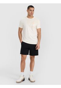 4f - 4F T-shirt regular z nadrukiem męski - beżowy M. Okazja: na co dzień. Kolor: beżowy. Materiał: bawełna, jersey, materiał. Długość rękawa: krótki rękaw. Długość: krótkie. Wzór: nadruk. Styl: sportowy, casual, klasyczny