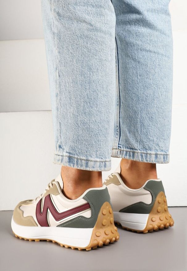 Renee - Beżowo-Bordowe Sneakersy z Przeszyciami i Ozdobnym Bieżnikiem Weonessa. Okazja: na co dzień. Kolor: beżowy. Materiał: jeans. Szerokość cholewki: normalna