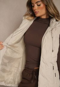 Renee - Ciemnobeżowa Taliowana Kamizelka Przejściowa z Kapturem Olepia. Okazja: na co dzień. Typ kołnierza: kaptur. Kolor: beżowy. Materiał: poliester, jeans. Sezon: jesień, wiosna. Styl: klasyczny, casual #5