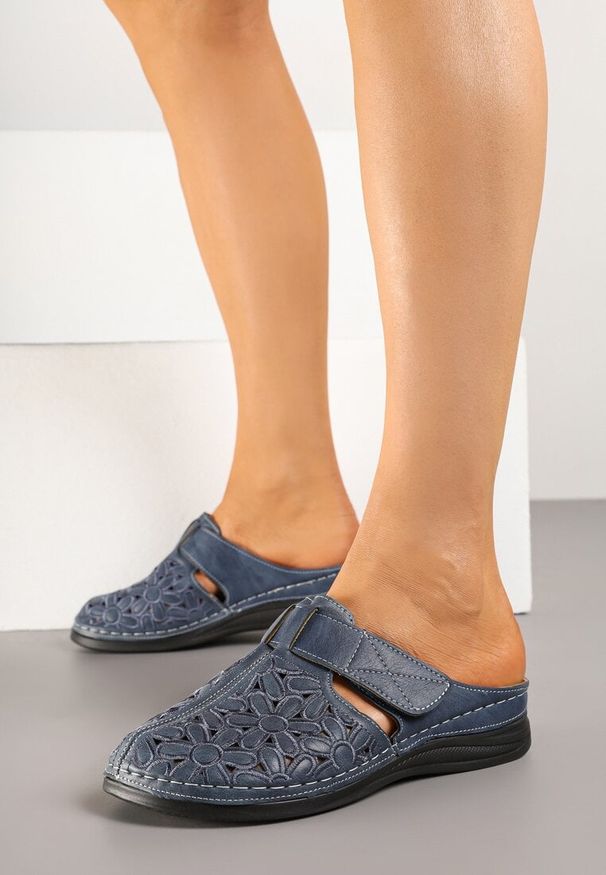 Born2be - Granatowe Klapki Ozdobione Ażurową Cholewką Desolia. Okazja: na co dzień. Kolor: niebieski. Materiał: jeans. Wzór: aplikacja, ażurowy. Sezon: lato, wiosna. Styl: klasyczny, casual