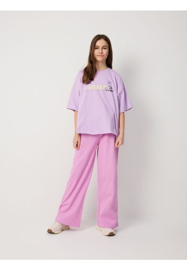 Reserved - Spodnie dresowe z lampasem - fioletowy. Kolor: fioletowy. Materiał: dresówka
