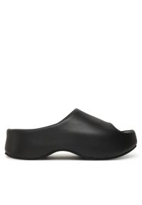 Inuikii - INUIKII CLOG LEATHER Klapki damskie. Okazja: na co dzień, na spacer. Kolor: czarny. Materiał: skóra. Obcas: na platformie. Styl: casual, klasyczny, elegancki