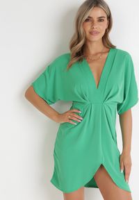Born2be - Zielona Sukienka z Kopertowym Dekoltem i Rękawem Nietoperz Eupfia. Kolor: zielony. Sezon: lato. Typ sukienki: kopertowe #1