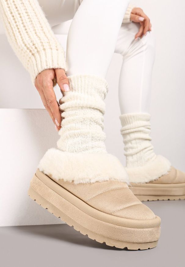 Renee - Beżowe Wsuwane Śniegowce na Platformie Ozdobione Futerkiem Sinthiana. Okazja: na co dzień, na spacer. Zapięcie: bez zapięcia. Kolor: beżowy. Materiał: futro. Szerokość cholewki: normalna. Wzór: aplikacja. Obcas: na platformie. Styl: casual, elegancki