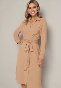 Born2be - Brązowa Koszulowa Sukienka Midi z Guzikami i Materiałowym Paskiem Tetenai. Okazja: na co dzień. Kolor: brązowy. Materiał: materiał. Typ sukienki: koszulowe. Styl: casual. Długość: midi #2