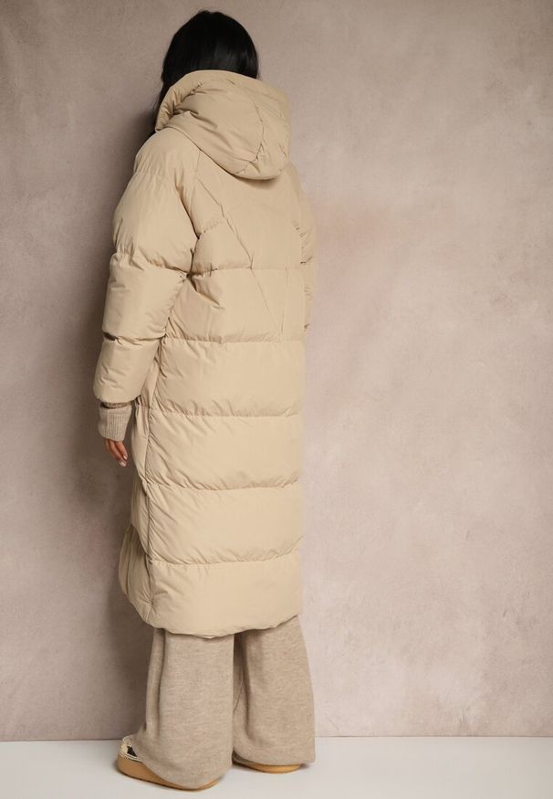 Renee - Beżowa Długa Kurtka Pikowana z Kapturem Serea. Okazja: na co dzień. Typ kołnierza: kaptur. Kolor: beżowy. Materiał: jeans. Długość: długie. Styl: casual