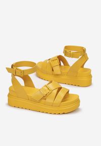 Renee - Żółte Sandały Deinaleia. Nosek buta: okrągły. Zapięcie: pasek. Kolor: żółty. Wzór: gładki, jednolity, paski. Obcas: na platformie