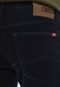 Mustang - MUSTANG Tramper MĘSKIE SPODNIE SZTRUKSOWE NAVY BLAZER 1013051 5324. Materiał: sztruks #8