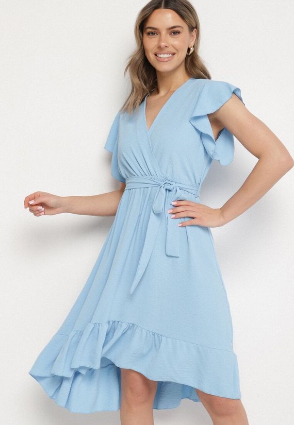 Born2be - Jasnoniebieska Rozkloszowana Sukienka Ozdobiona Falbanką i Paskiem Natiellea. Okazja: na co dzień. Typ kołnierza: kołnierz z falbankami. Kolor: niebieski. Wzór: aplikacja. Styl: casual