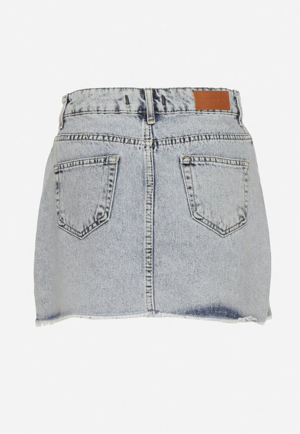 Born2be - Jasnoniebieska Spódnica Jeansowa z Bawełny Zapinana na Suwak i Guzik z Metalicznym Nadrukiem Fieressa. Okazja: na co dzień. Kolor: niebieski. Materiał: bawełna, jeans. Wzór: nadruk. Styl: klasyczny, rockowy, casual