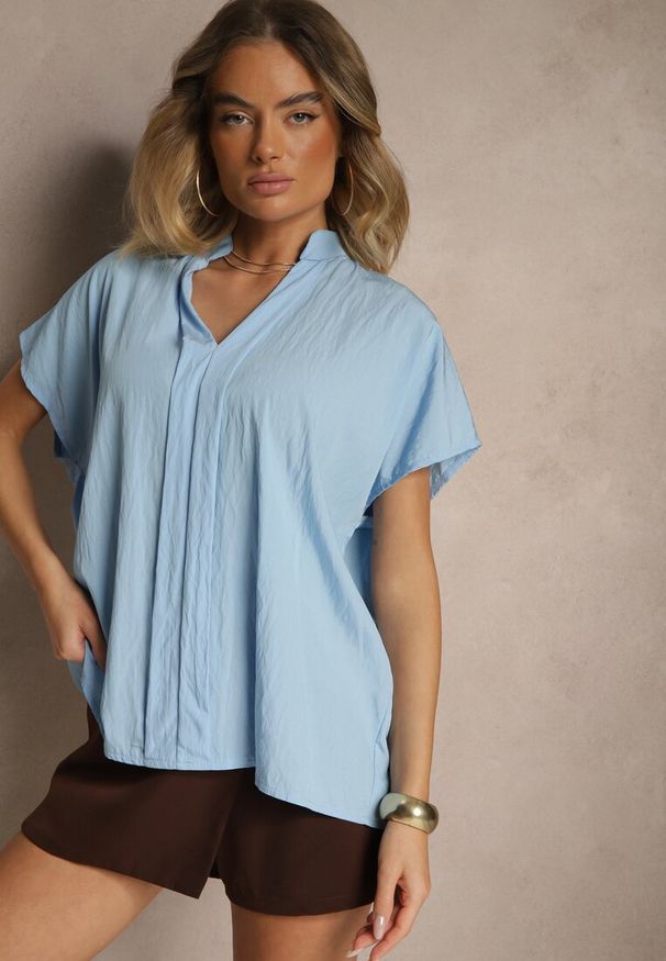 Renee - Jasnoniebieska Bluzka Oversize z Wiskozą o Kroju Nietoperz z Dekoltem w Serek Davithiel. Okazja: na co dzień. Typ kołnierza: dekolt w serek. Kolor: niebieski. Materiał: wiskoza. Styl: elegancki, casual