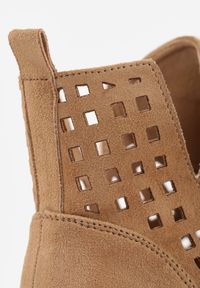 Born2be - Ciemnobeżowe Botki Vices z Ażurową Cholewką i Wycięciem oraz Skórzaną Wkładką Elixa. Kolor: beżowy. Materiał: skóra. Szerokość cholewki: normalna. Wzór: ażurowy #3