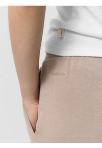 outhorn - Spodnie dresowe joggery damskie - beżowe. Kolor: beżowy. Materiał: dresówka. Wzór: gładki, ze splotem