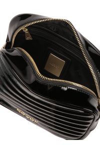 Kazar - Mała lakierowana torebka z poprzecznym pikowaniem. Kolor: czarny. Wzór: aplikacja. Dodatki: z breloczkiem, z frędzlami. Materiał: lakierowane, skórzane. Styl: elegancki, casual #2