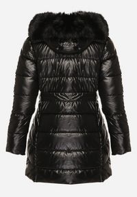 Born2be - Czarna Pikowana Kurtka z Odpinanym Kapturem i Futerkiem Wiązana Paskiem Olenessa. Kolor: czarny. Materiał: futro. Sezon: zima #7