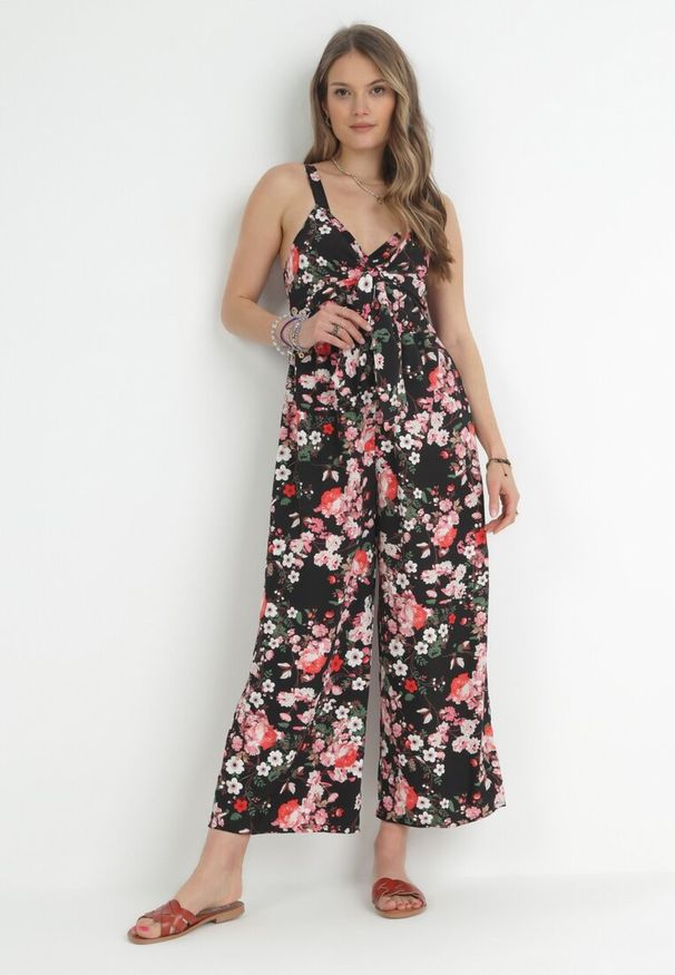 Born2be - Czarny Kombinezon w Kwiaty z Ozdobnym Wiązaniem Freewild. Kolor: czarny. Długość rękawa: na ramiączkach. Wzór: kwiaty