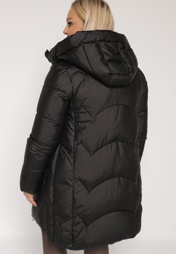 Born2be - Czarna Długa Pikowana Kurtka z Nieodpinanym Kapturem Mevessia. Okazja: na co dzień. Kolor: czarny. Materiał: jeans. Długość: długie. Styl: elegancki, klasyczny, casual