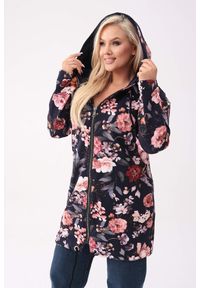 Moda Size Plus Iwanek - Granatowa bluza z kapturem Flora w różowe kwiaty cynie PLUS SIZE XXL OVERSIZE. Okazja: na co dzień, na spacer. Typ kołnierza: kaptur. Kolekcja: plus size. Kolor: różowy, niebieski, wielokolorowy. Długość: krótkie. Wzór: kwiaty. Materiał: dresówka, materiał, bawełna, tkanina, dzianina, elastan. Sezon: jesień, lato, wiosna, zima. Styl: klasyczny, casual #1