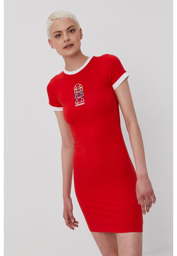 Ellesse Sukienka kolor czerwony mini dopasowana. Kolor: czerwony. Materiał: dzianina. Długość rękawa: krótki rękaw. Wzór: aplikacja. Typ sukienki: dopasowane. Długość: mini