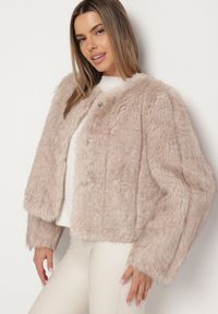 Born2be - Beżowa Futerkowa Kurtka o Prostym Kroju z Kieszeniami Awilise. Okazja: na studniówkę. Kolor: beżowy. Materiał: skóra. Długość: krótkie. Styl: klasyczny, wizytowy #1
