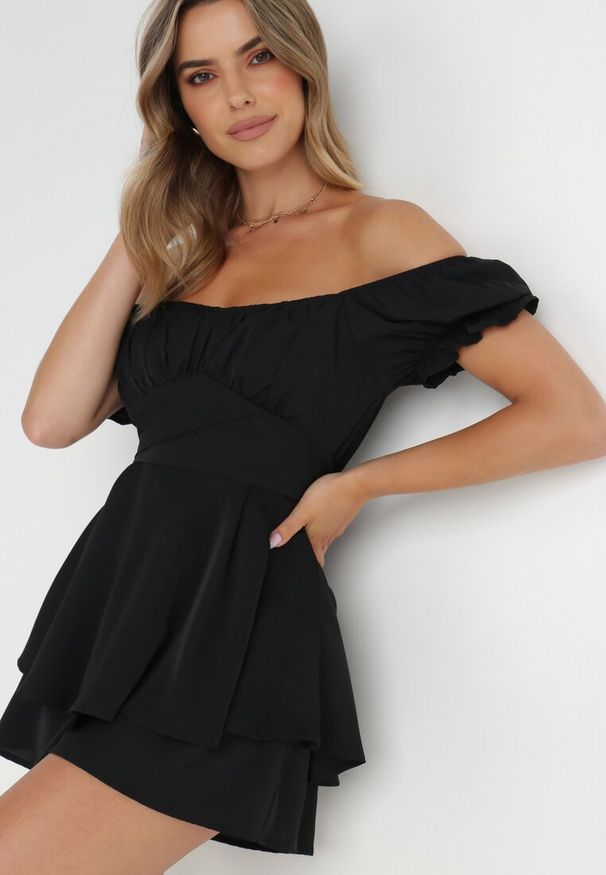 Born2be - Czarny Kombinezon Rhodosyne. Okazja: na randkę, na ślub cywilny, na wesele. Kolor: czarny. Długość: krótkie. Styl: elegancki