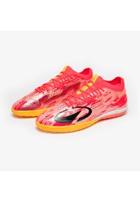 KIPSTA - Buty piłkarskie CLR TF Low. Kolor: czerwony, różowy, wielokolorowy. Materiał: skóra, kauczuk. Szerokość cholewki: normalna. Sport: piłka nożna
