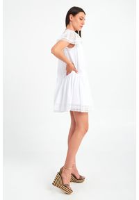 Twinset Milano - Sukienka TWINSET. Materiał: koronka. Długość rękawa: krótki rękaw. Wzór: ażurowy, koronka. Długość: mini #5