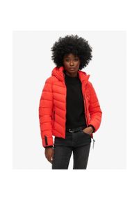 Superdry - Kurtka pikowana z kapturem z mikrofibry SUPERDRY.. Typ kołnierza: kaptur. Kolor: czerwony. Materiał: mikrofibra. Długość rękawa: długi rękaw. Styl: elegancki #1