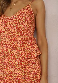 Renee - Czerwono-Żółta Sukienka z Wiskozy Dorano. Kolor: czerwony. Materiał: wiskoza. Długość rękawa: na ramiączkach. Wzór: nadruk, kwiaty. Typ sukienki: kopertowe. Styl: wakacyjny, klasyczny. Długość: midi #4