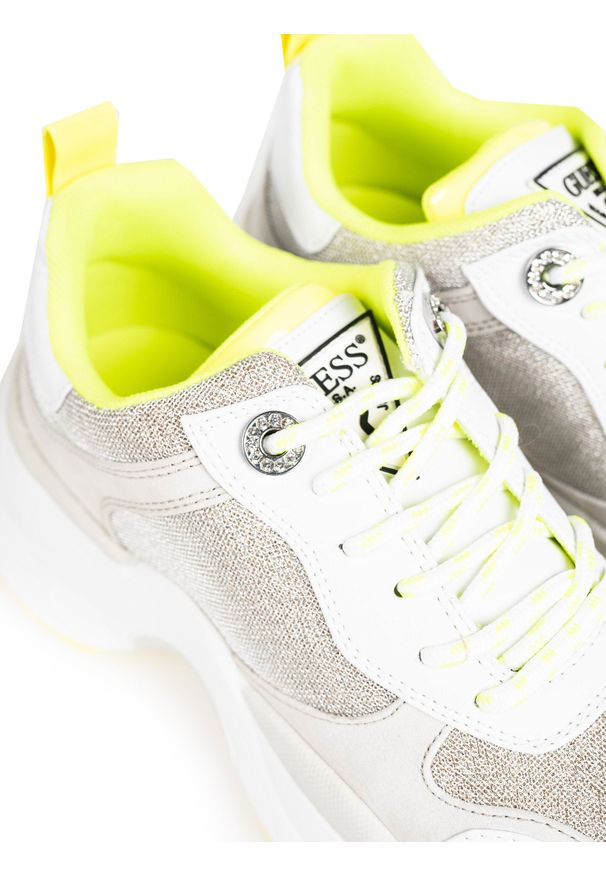 Guess Sneakersy "Juless" | FL7JUS FAB12 | Juless | Kobieta | Biały, Żółty. Kolor: żółty, biały, wielokolorowy. Materiał: skóra ekologiczna, materiał. Wzór: aplikacja. Obcas: na platformie