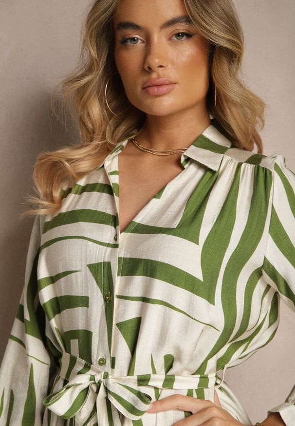 Renee - Zielona Sukienka z Wiskozą o Koszulowym Kroju w Geometryczny Print Ninatria. Okazja: na co dzień. Kolor: zielony. Materiał: wiskoza. Wzór: nadruk, geometria. Typ sukienki: koszulowe. Styl: klasyczny, casual, elegancki