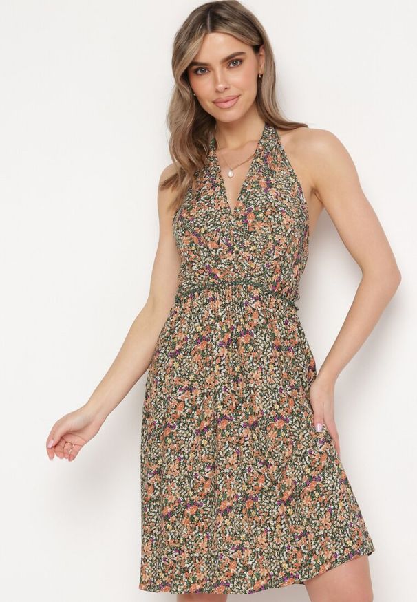 Born2be - Zielona Wiskozowa Sukienka z Nakładkowym Dekoltem Wiązana na Szyi Varena. Kolor: zielony. Materiał: wiskoza. Wzór: aplikacja, kwiaty