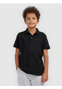 4f - 4F Koszulka polo regular chłopięca - czarna 158 (12-13 lat). Okazja: na co dzień, na uczelnię. Typ kołnierza: polo. Kolor: czarny. Materiał: dzianina, bawełna. Wzór: ze splotem. Sezon: lato. Styl: casual, elegancki, sportowy, klasyczny #1