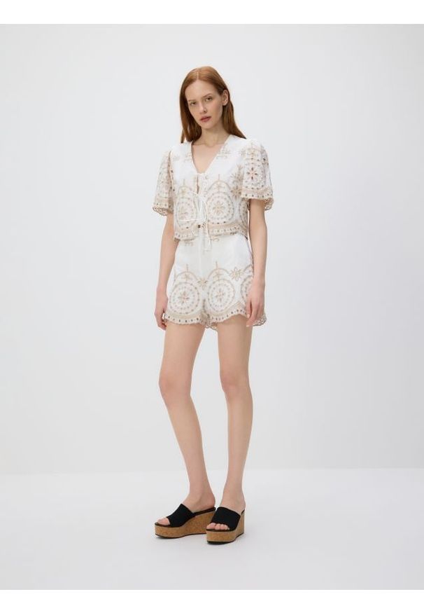 Reserved - Wiązana bluzka z haftowanym wzorem - biały. Kolor: biały. Materiał: tkanina, bawełna. Wzór: haft